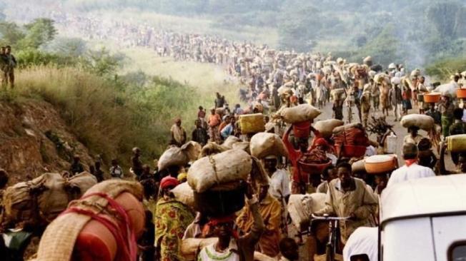 Cientos de miles de civiles huyen de Ruanda en medio del genocidio.