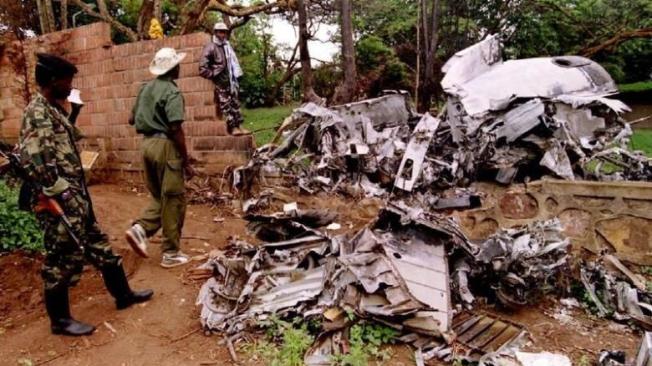 Rebeldes del Frente Patriótico de Ruanda examinan el lugar donde cayó el avión en el que se transportaban el presidente de Ruanda y el presidente de Burundi.