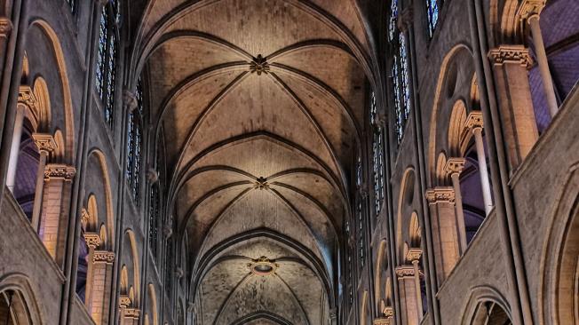 El modo noche que incluye la cámara del P20 deja ver el interior de la Catedral de Notre Dame con lujo de detalles.