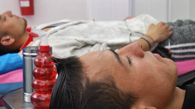 La acupuntura es una de las terapias más solicitadas en el Idiprón para mitigar el consumo.