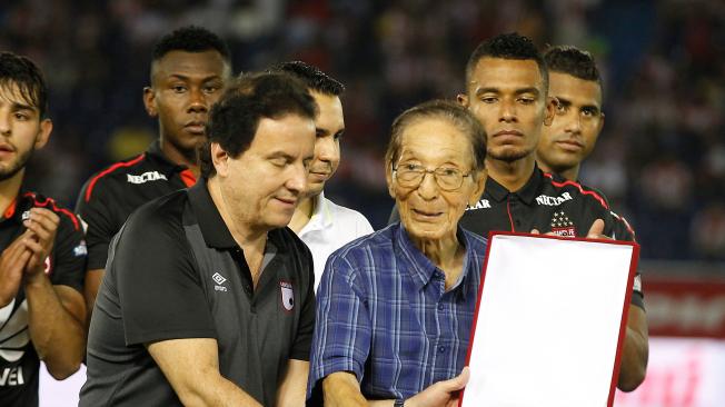José Kaor Dokú, leyenda de Santa Fe, y único sobreviviente del equipo que ganó el primer título del fútbol colombiano en 1948, recibió un homenaje por parte de César Pastrana, presidente del club bogotano.