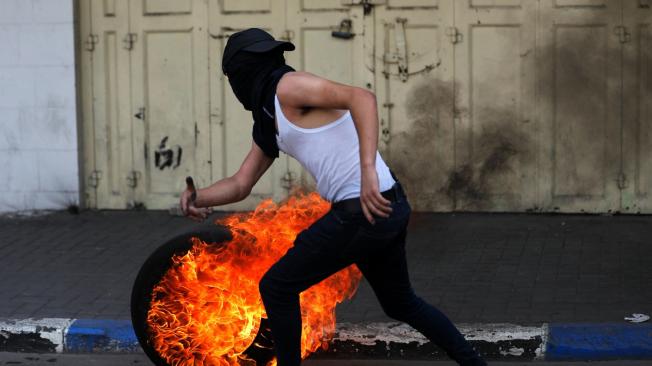 Manifestantes quemaron neumáticos y banderas israelíes en la frontera de Gaza con Israel.