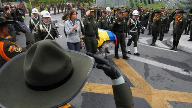 Los féretros de los dos policías que han sido identificados fueron llevados por sus compañeros y estaban acompañados de la bandera de Colombia, antes de enviarlos a sus lugares de origen.