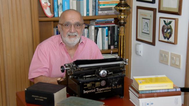 Juan Gossaín rodeado de sus diccionarios.