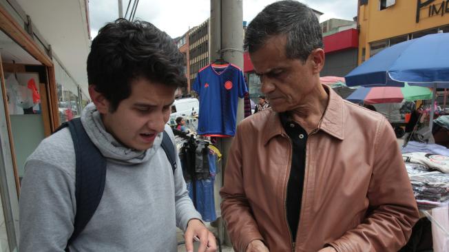 Cambiatón de  'monas' en Chapinero, un  joven se acerca a Saulo Márquez  para mostrarle las que le faltan