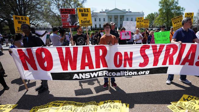 Varias personas protestaron frente a la Casa Blanca en contra de los recientes bombardeos a Siria por parte de EE. UU. y sus aliados.