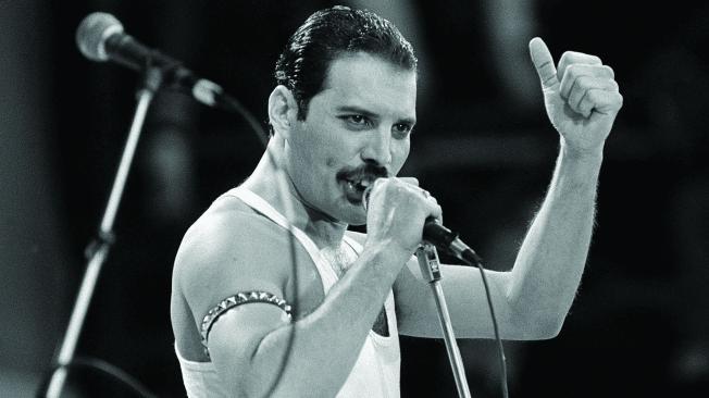 El sensacional vocalista de Queen mantuvo en secreto que tenía VIH. Su novio, el peluquero Jim Hutton, supo que también tenía el virus en 1990, pero no se lo confesó a Freddie sino hasta unos días antes de que este muriera, en 1991, poco después de que el gran intérprete lo hiciera público.
