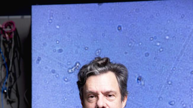 Tom Zimmerman, investigador de IBM, posa junto a su microscopio, creado para observar al plancton en su estado natural.