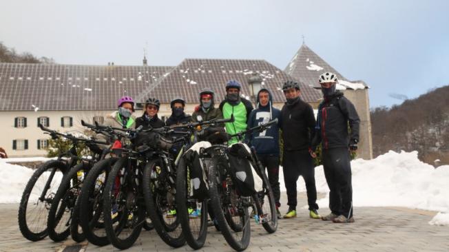 Cinco estudiantes y cuatro adultos pedalearon por casi 800 kilómetros en el Camino Francés de Santiago de Compostela.