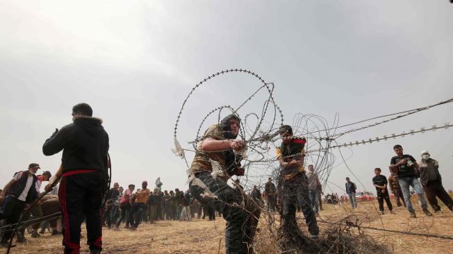 El Ejército israelí, que ha usado armas de fuego y municiones para responder a las protestas, advirtió a los manifestantes que no intentaran derribar la cerca de alambre en la frontera.