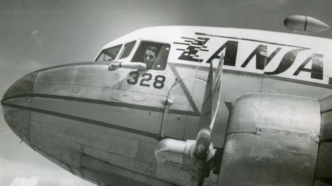 El actor Mario Moreno ‘Cantinflas’ llega piloteando su avión al aeropuerto La Nubia de Manizales en 1954.