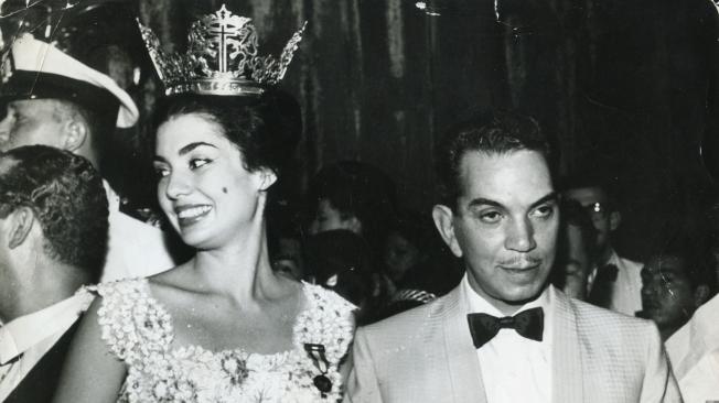 Cantinflas en compañía de la Señorita Colombia, Marta Restrepo, durante su participación como jurado del Reinado Nacional de Belleza, en Cartagena. 1962.