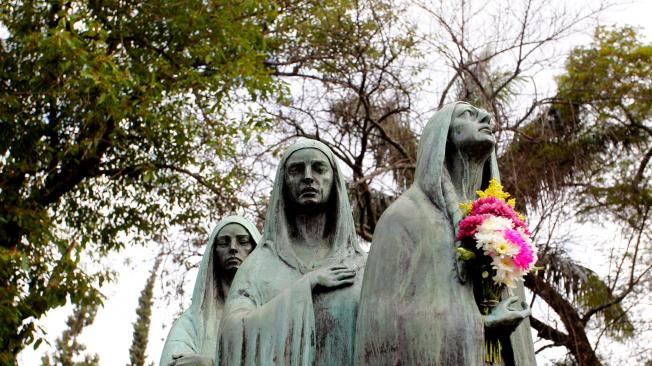 'Las tres Marías’, del escultor Bernardo Vieco, es una de las obras más representativas del cementerio.