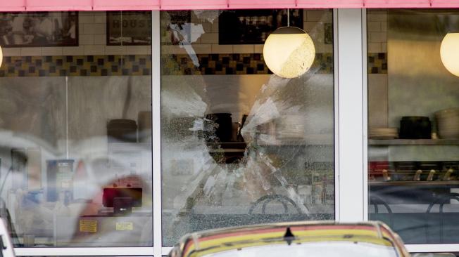 Rastros del tiroteo en una sede de Waffle House.