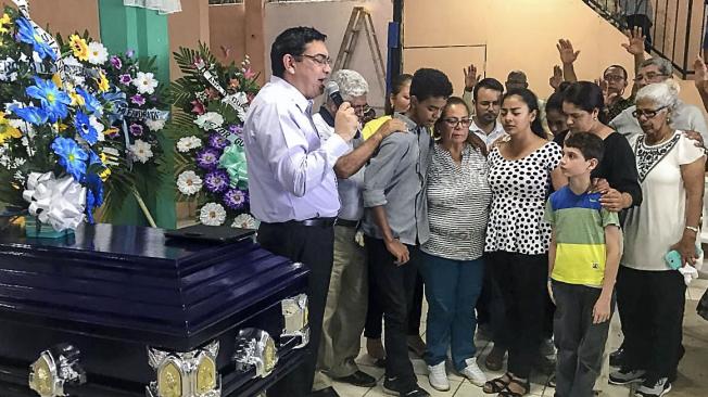 Sepelio de Angel Eduardo Gahona, periodista asesinado el sábado en Bluefields, Nicaragua, mientras hacía un Facebook Live sobre las protestas contra la reforma pensional.