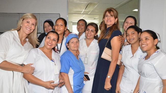 La Princesa de Jordania en su visita al Hospital Universitario del Valle, en Cali.