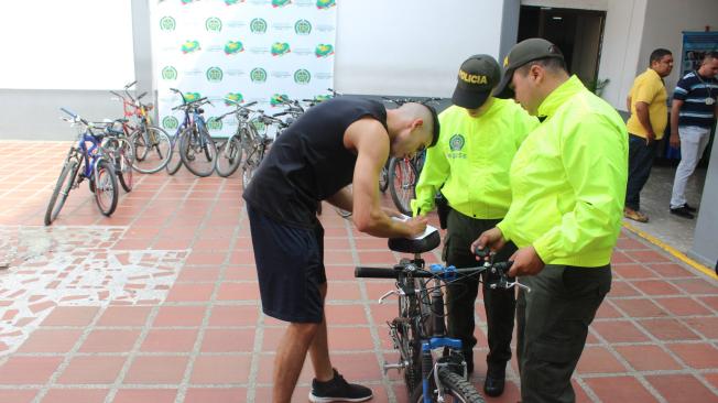Un propietario identificó su bicicleta entre las decomisadas en operativos de la Policía en Cali.
