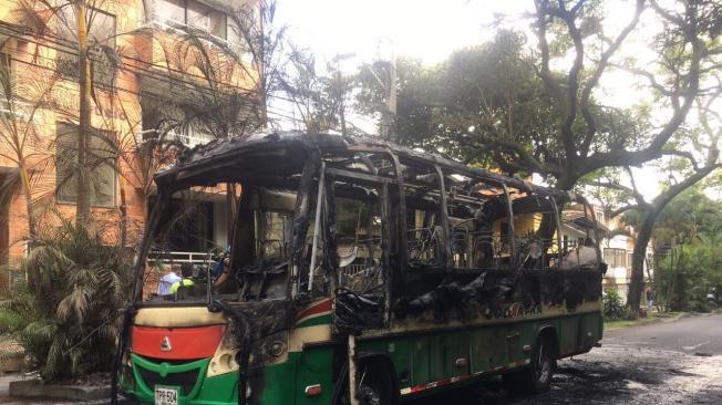 Según testigos, una moto bajó a los pasajeros e incineró el bus