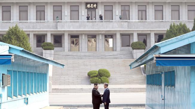 El líder norcoreano, Kim Jong-un, llegó al encuentro poco antes de las 9:30 a.m. hora local. Allí lo esperaba el presidente surcoreano, Moon Jae-in, a quien le estrechó la mano.