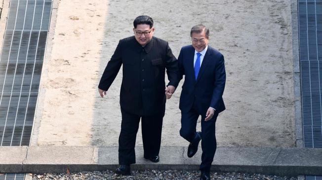 Por invitación de Kim, Moon cruzó la frontera hacia Corea del Norte brevemente, un gesto con alto contenido simbólico.