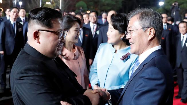Kim (i.) y su esposa Ri Sol-ju se despidieron de Moon Jae-in, y la primera dama surcoreana Kim Jung-sook, antes de regresar a Corea del Norte. Este acto marcó el fin  del encuentro entre los dos líderes.