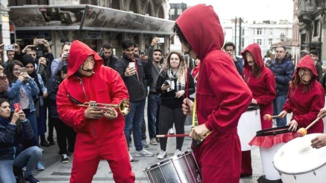 Manifestantes con los trajes de "Casa de Papel" en Turquía.
