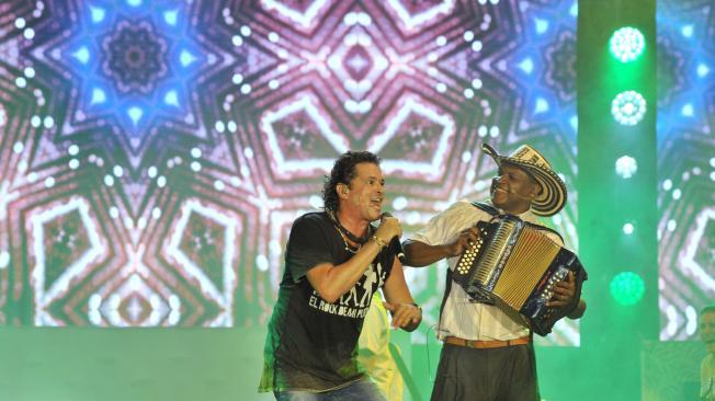 El rey vallenato Omar Geles encarnó a Alejo Durán en el show musical. Junto con Vives intepretaron una versión muy roquera de 'La cachucha bacana'.