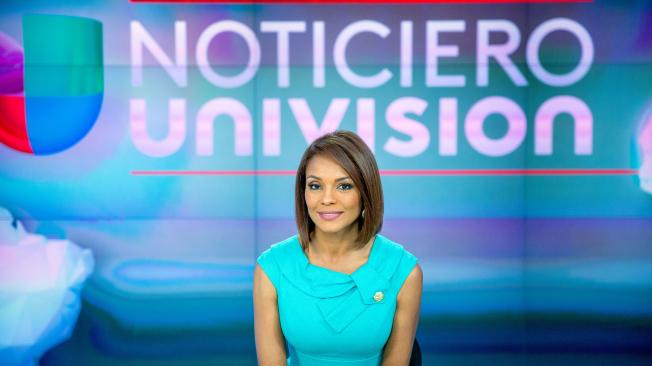 Ilia Calderón es la presentadora del noticiero principal de Univision. Ángela Patricia Janiot presenta las noticias de las 11:30 de la noche.