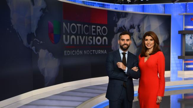 Ilia Calderón es la presentadora del noticiero principal de Univision. Ángela Patricia Janiot presenta las noticias de las 11:30 de la noche.