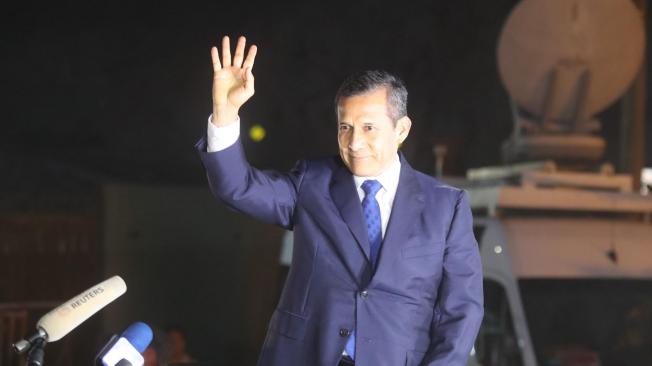 El expresidente peruano Ollanta Humala saluda a los medios tras salir de la prisión de la Dirección de Operaciones Especiales de la Policía (Diroes) en Lima (Perú).