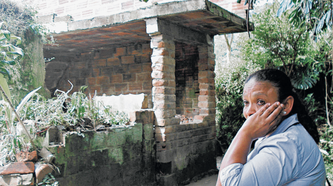 Miryam Rúa, víctima de desplazamiento forzado, durante la visita en 2009 a su casa en la Comuna 13.