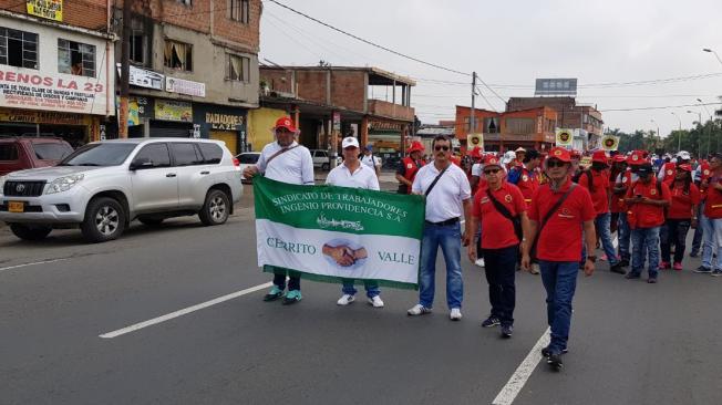 Los trabajadores de los ingenios azucareros también participan de la marcha.