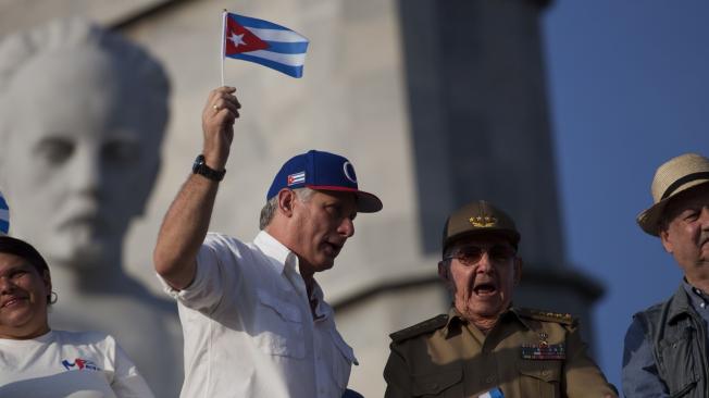 Miguel Díaz-Canel y Raúl Castro saludan a los asistentes a la celebración del Primero de Mayo.