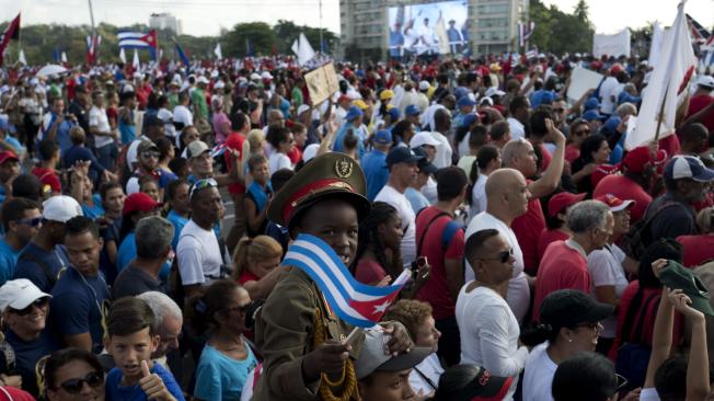 Cientos de personas marcharon en las calles de Cuba por el Día Mundial del Trabajo.
