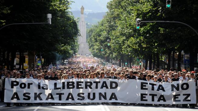 La organización terrorista separatista vasca ETA ha ocasionado cerca de 900 muertos y miles de heridos por sus acciones terroristas que han sido objeto de rechazo.