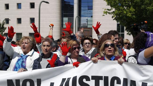 Una concentración convocada por los colectivos feministas reúne a varios centenares de personas, muchas de ellas exhibiendo manos rojas, símbolo contra las agresiones sexistas.
