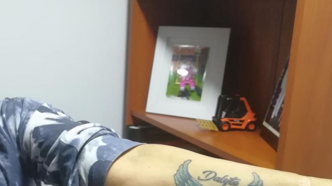 Yolanda, madre de Dala, se tatuó el nombre de su hija tras meses de su fallecimiento. Es el única tatuaje que tiene.