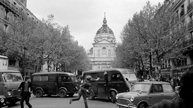 Los estudiantes se enfrentan a las fuerzas policiales durante una manifestación cerca a la Universidad de Sorbona, el 6 de mayo de 1968.