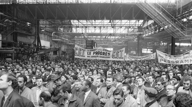 Los trabajadores en huelga se reúnen en la fábrica automotriz Renault, exigiendo mejores condiciones y un programa conjunto de protestas de los sindicatos, en mayo de 1968.