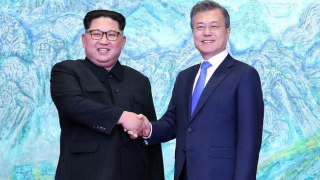Pese a los zapatos altos, Kim parece ser de menor estatura que su par surcoreano.