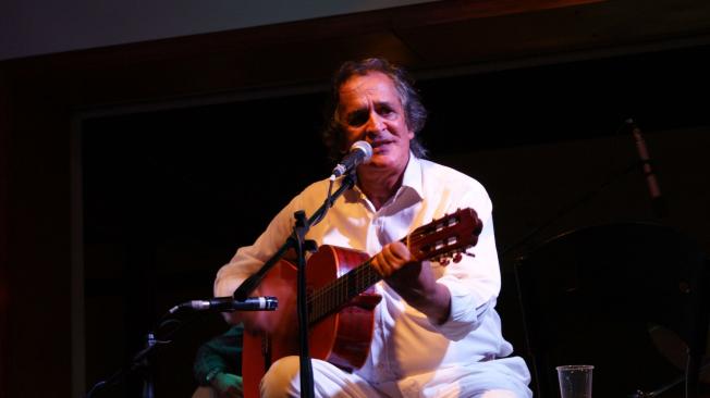 Pablus Gallinazo cantaba 'Mula revolucionaria', 'Mi país' y tal vez la más recordada: 'Una flor para mascar'.