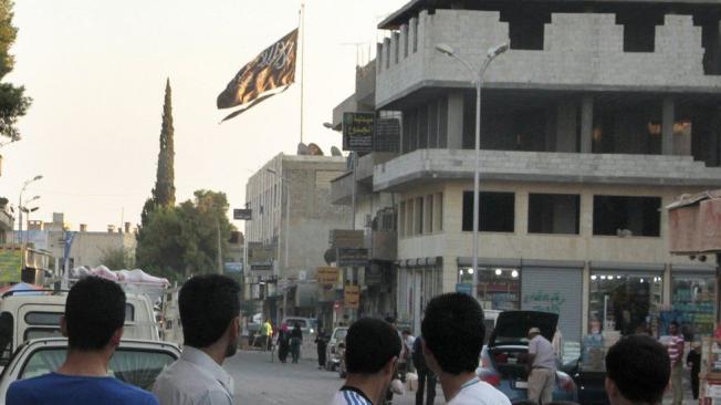 Las banderas negras de los yihadistas aparecieron en todo Raqa cuando EI reforzó su control de la ciudad.
