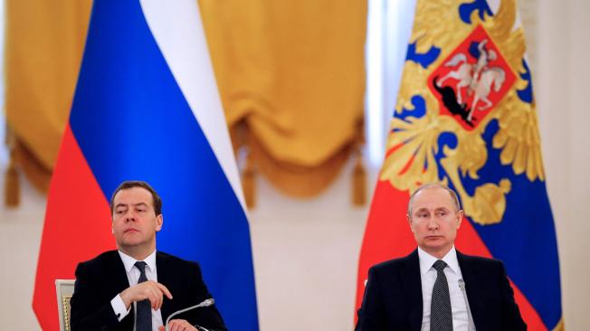 Vladimir Putin (d.), presidente de Rusia y Dimitri Medvedev, primer ministro de Rusia, su compañero político.