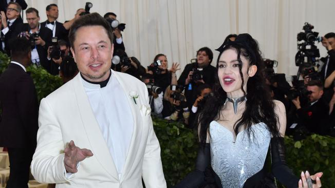 Elon Musk no se robó las miradas de todos por vestir como un sacerdote con clérmian negro, sino por estar acompañado de la cantante canadiense Grimes.