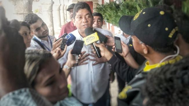 El electo alcalde de Cartagena Antonio Quinto Guerra aprovechó y se lustró sus zapatos en el emblemático Palito de caucho antes de dar la rueda de prensa.