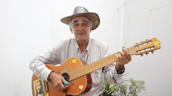 José López lleva 30 años trabajando en la música en lugares públicos de la ciudad.