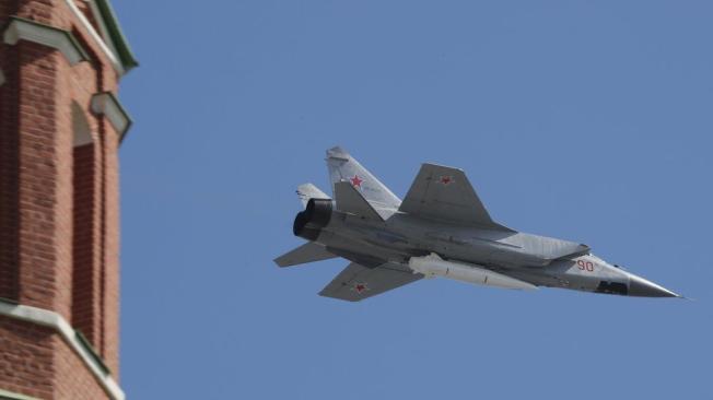 El misil Kinzhal que portó un jet MiG-31K es uno de los proyectiles anunciados por Vladimir Putin en marzo como armas invencibles.