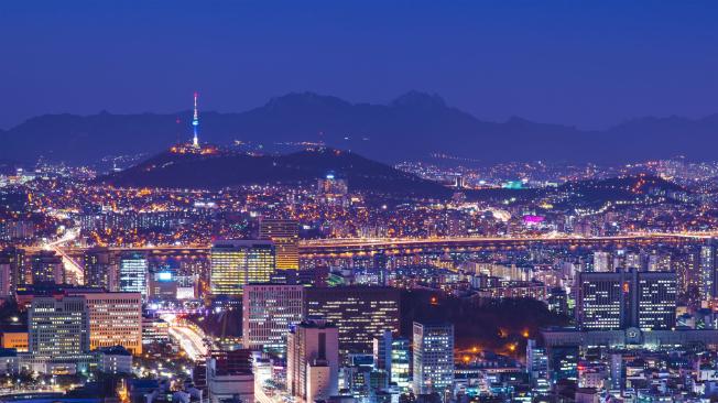 Seúl, capital de Corea del Sur, es una ciudad idónea para los estudiantes dado que permanece activa la mayoría del tiempo, desarrollando actividades integrales que facilitan combinar horas para el estudio y horas para el trabajo.