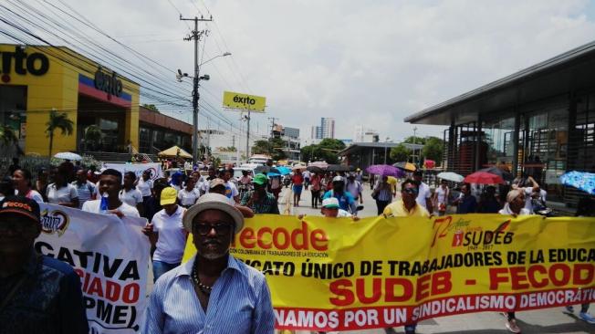 En Cartagena, cientos de profesores marcharon desde el Centro Recreacional Napoleón Perea y luego marcharon como protesta hasta el sector conocido como la Bomba del Amparo.