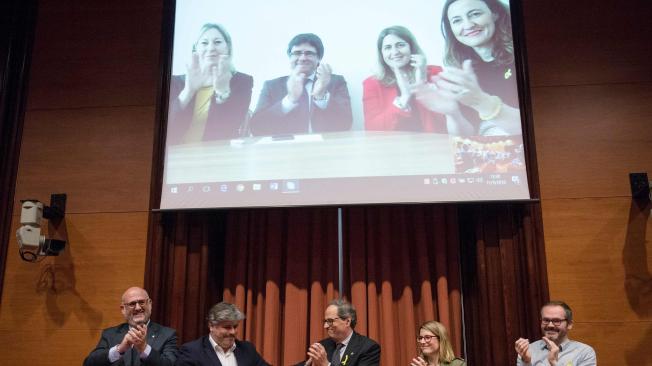 Quim Torra, junto con dirigentes independentistas, en videoconferencia con el expresidente catalán, Carles Puigdemont.